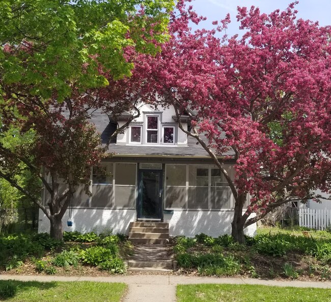 Casa de 1901 cuidadosamente renovada, que conserva su carácter original y cuenta con un porche cerrado. - 1901 -2301 Fillmore Street NE Minneapolis, MN 55418