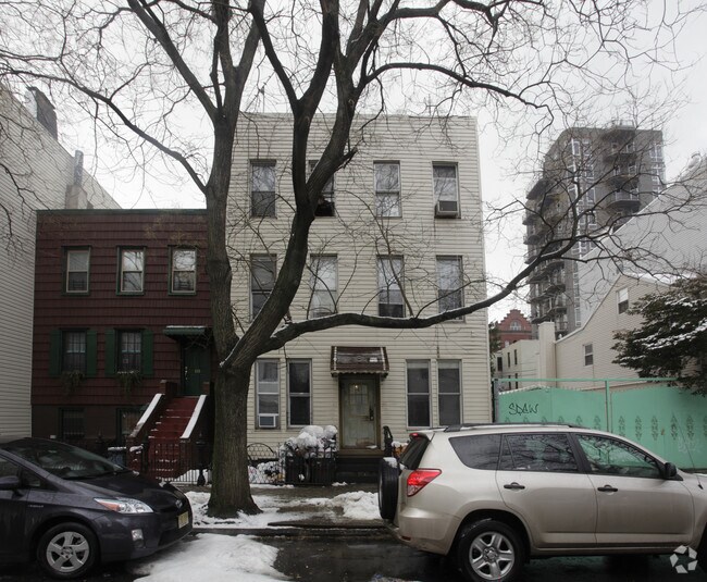 Building Photo - 106 Huron St