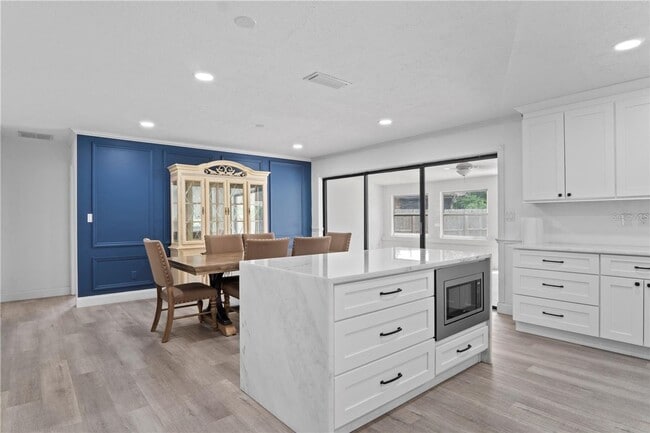 Building Photo - 904 Carvell Dr
