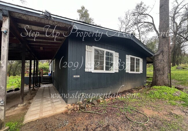 Building Photo - Spacious 3 Bedroom 2 Bathroom Home w/ Wate...