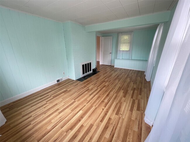 Building Photo - 412 Lyndale Dr