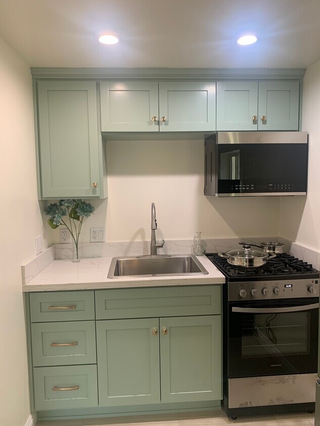 Foto principal - 8138 Blewett St