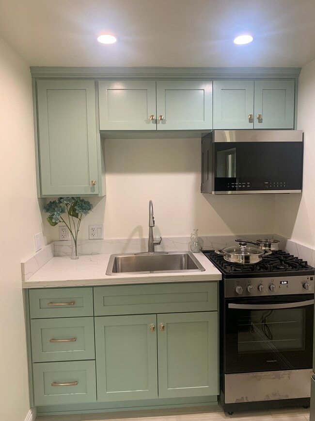 Building Photo - 8138 Blewett St