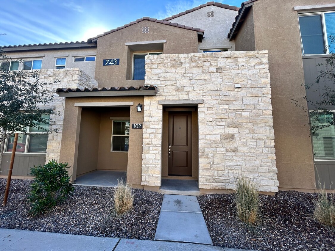 Foto principal - 3 Bed / 2.5 Bath Gilbert Townhome GATED Co...