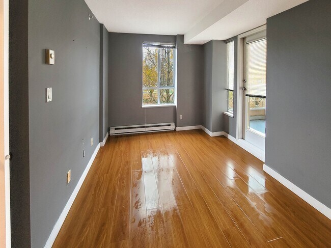 Photo du bâtiment - 7760 Granville Ave
