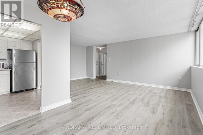 Building Photo - 3590-3590 Kaneff Crescent