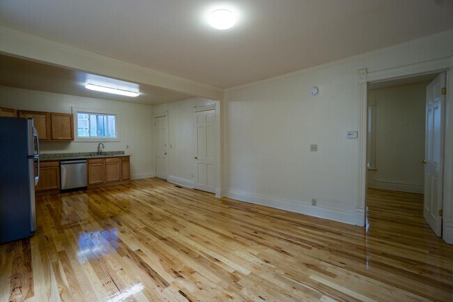 Foto del edificio - Available August 1, 2026 Beautiful 1st Flo...