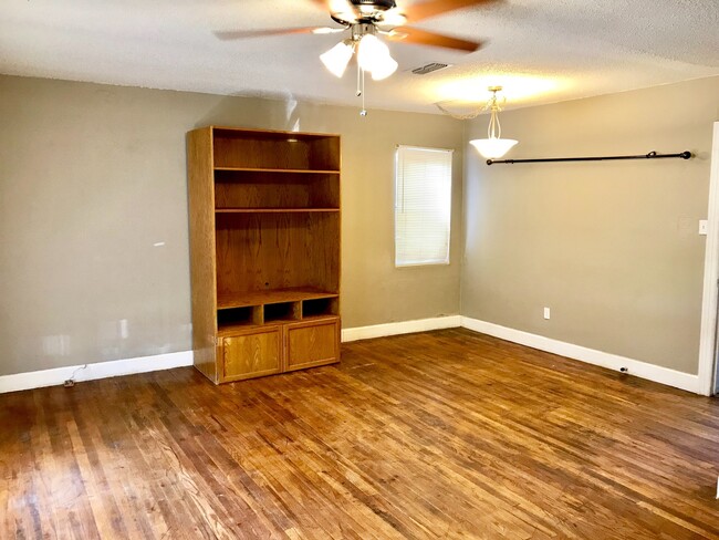 Foto del edificio - Pre-Leasing  - 2 bed 1 bath