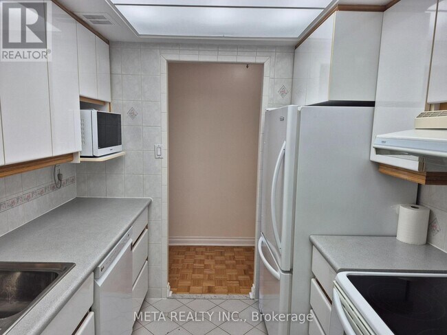 Photo du bâtiment - 1535 Lakeshore Rd E
