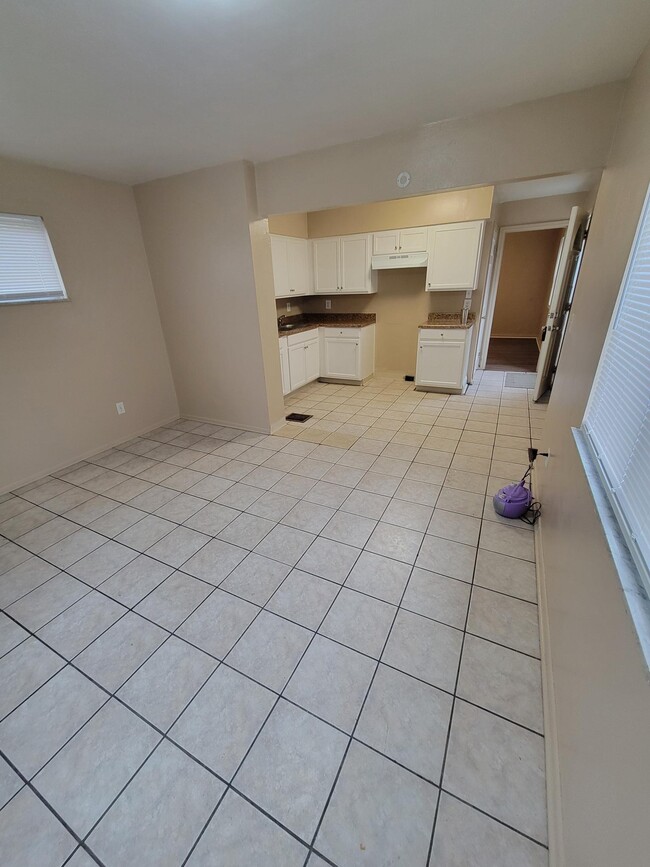 Building Photo - 332 Ashwood Ave