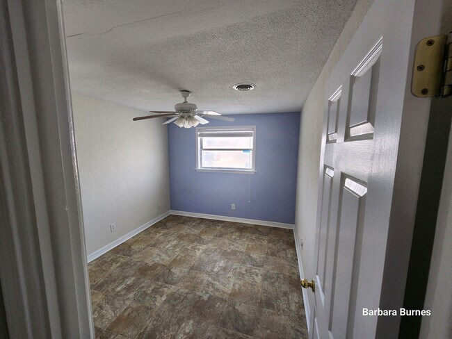 Building Photo - 3 bedroom 2 bath pool home