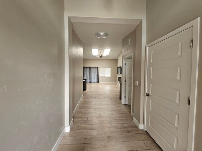 Building Photo - Unfurnished Long Term