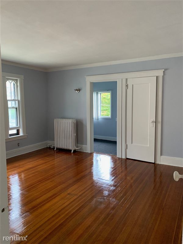 Large Bedroom - 31 Midland Ave