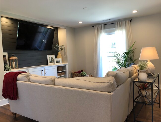 Foto del edificio - COMING SOON T.R. Lawing Realty Property - ...
