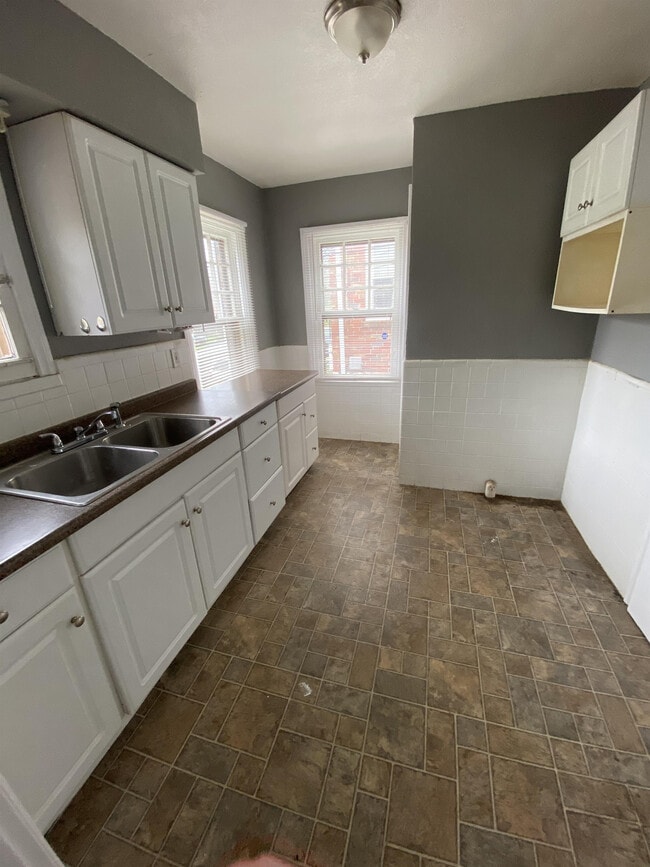 Building Photo - 9960 Valley Dr