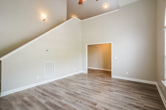 Building Photo - 685 Belgium Dr