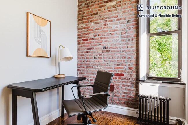 Foto del edificio - 309 E 8th St