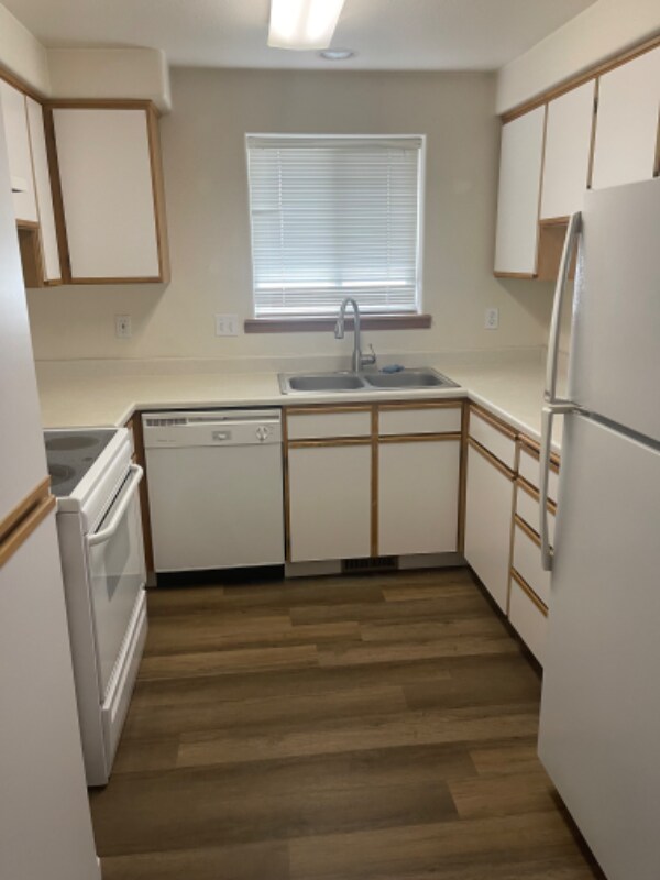 Building Photo - 1511 Hollyhock Dr