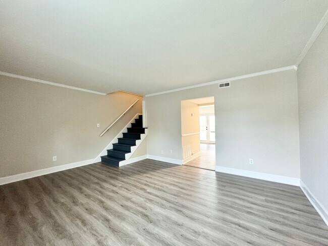 Foto del edificio - Beautiful Updated 2 BR/ 2.5 BA Near Wendover!
