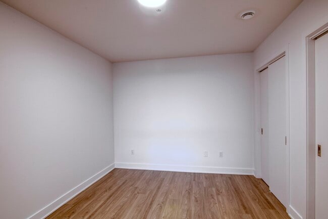 Building Photo - 9675 Av. Papineau