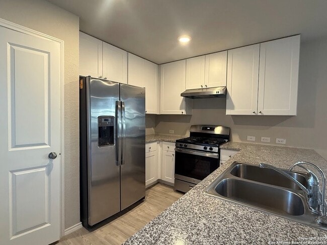 Building Photo - 9011 Little Hoss