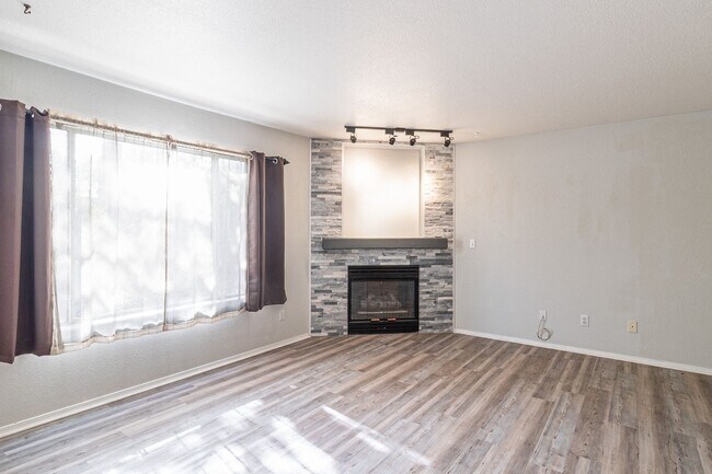 Foto del edificio - Charming 2-Bedroom Retreat with Fireplace & Private Covered Patio