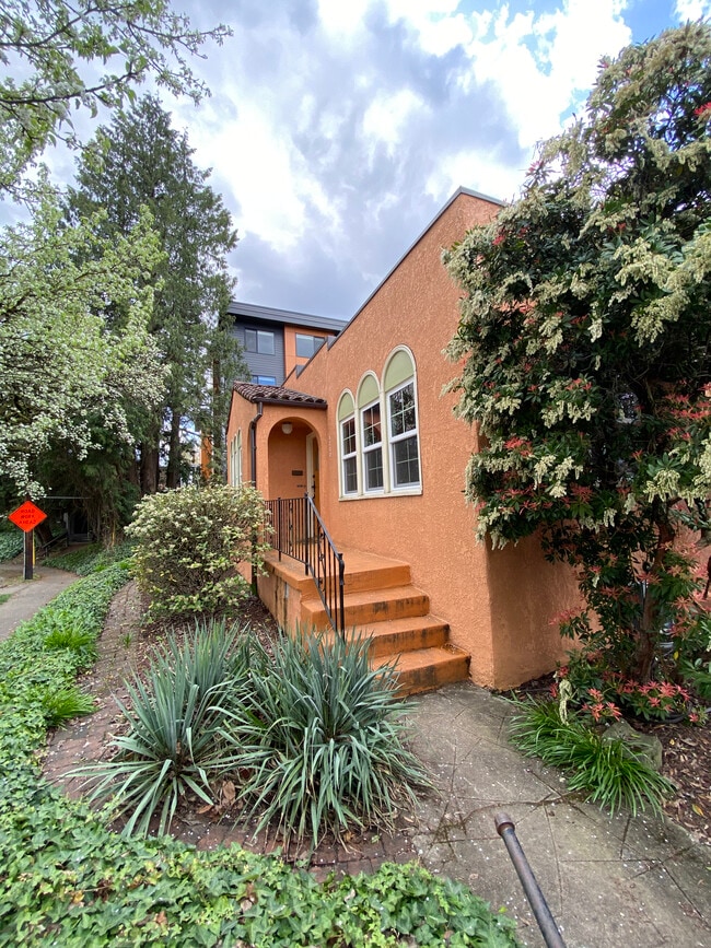 Building Photo - 7955 SE Milwaukie Ave