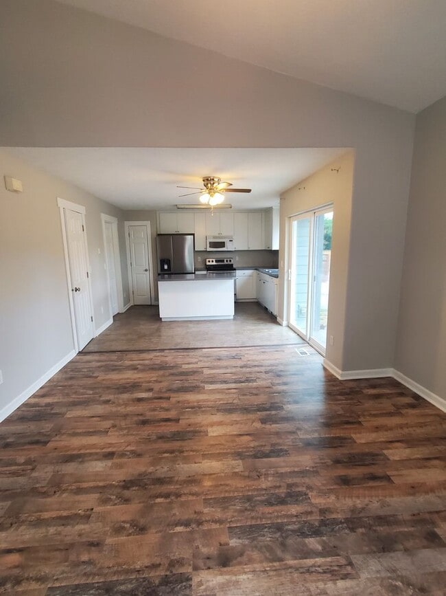 Building Photo - Large 4 bedroom home is SE Portland!