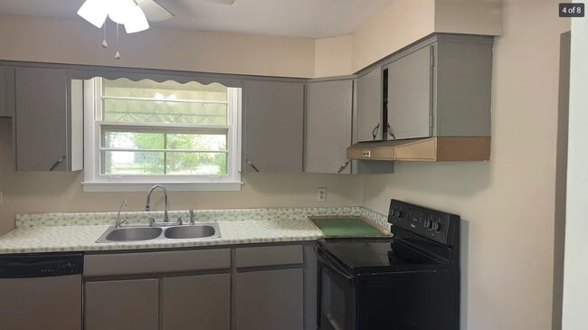 Building Photo - 702 Belaire Dr