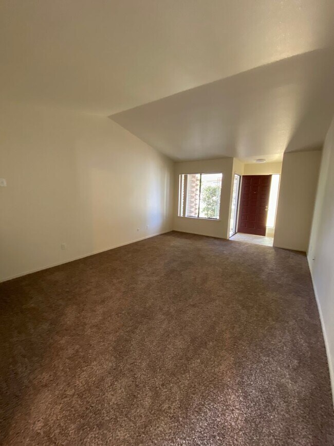 Foto del edificio - 4920 Summerwood Cir
