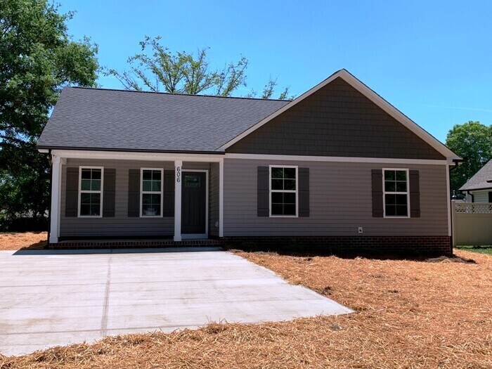 Foto principal - Like new home!! Convenient location near the reseach campus!