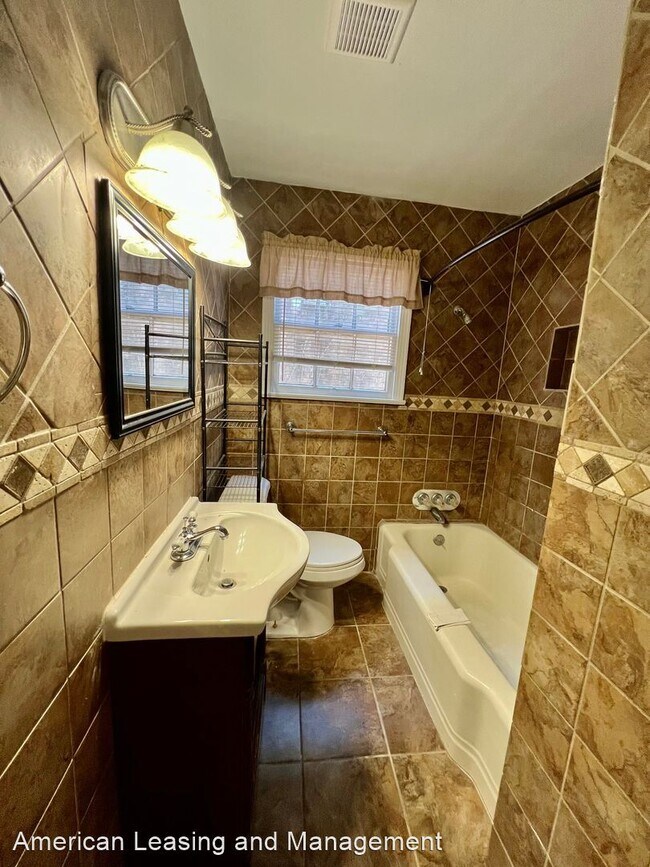Foto del edificio - 3 br, 1 bath House - 2494 West Lucas
