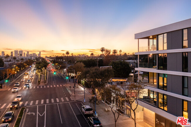 Foto del edificio - 9001 Santa Monica Blvd