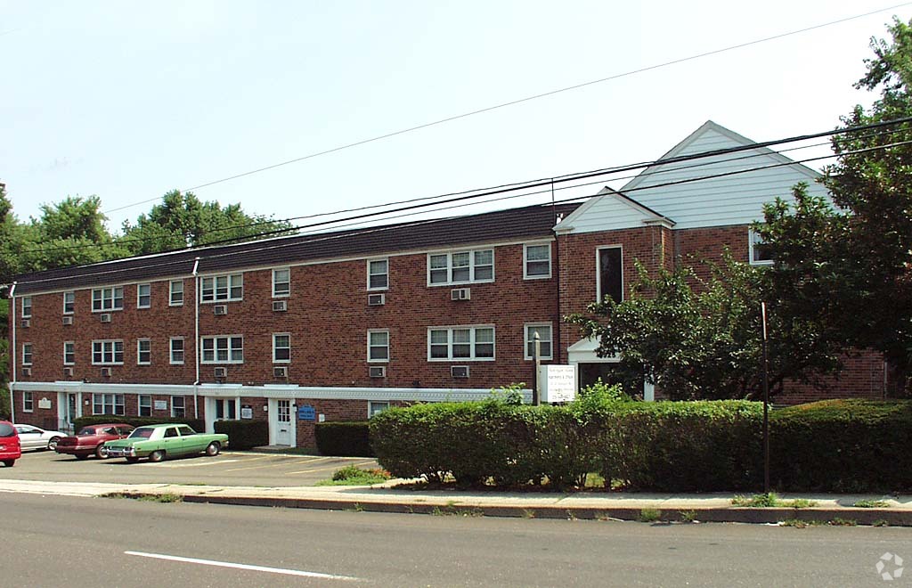 Alternate Building View - Huntingdon Manor