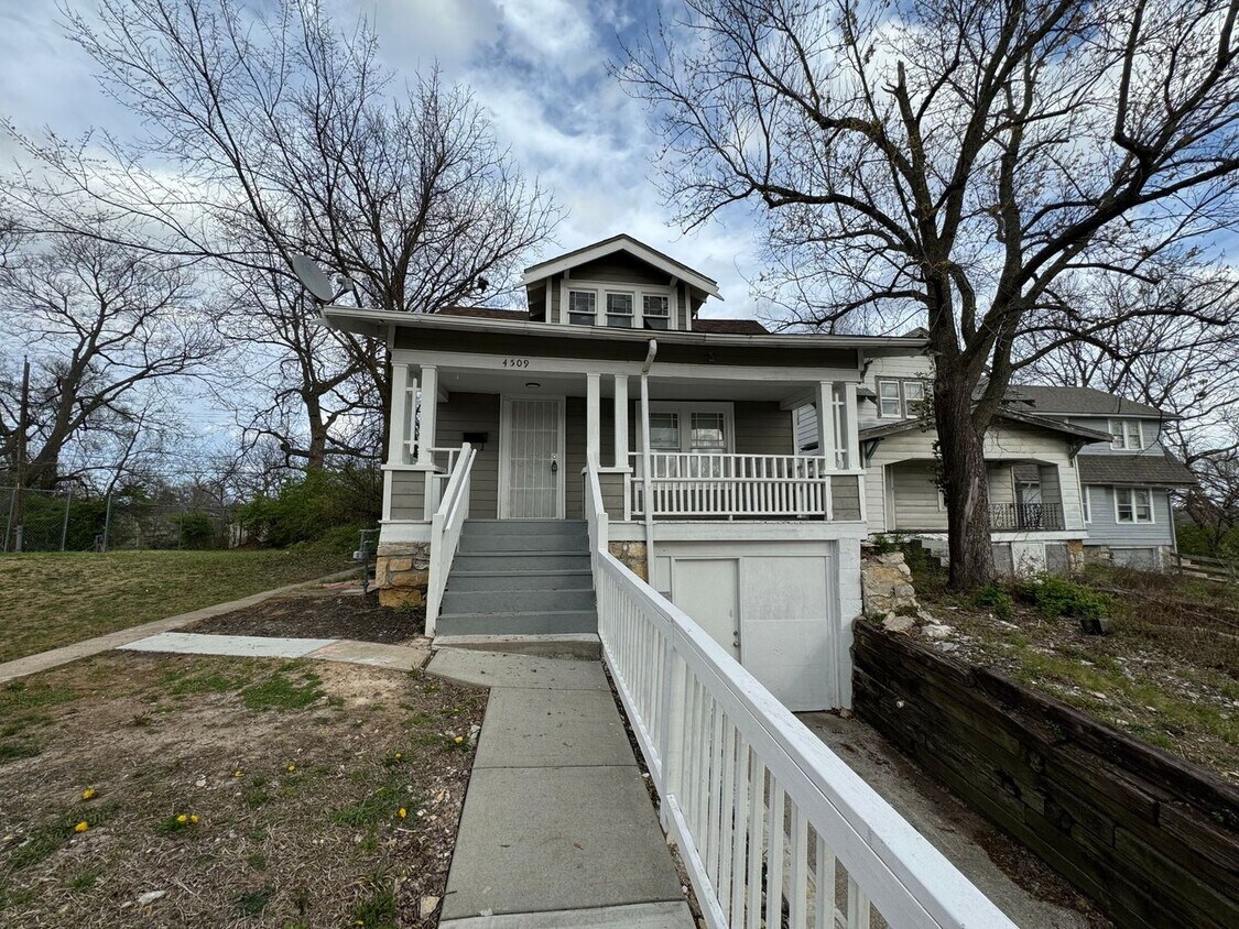 Primary Photo - COMING SOON! Newly Renovated 3 Bed, 2 Bath...