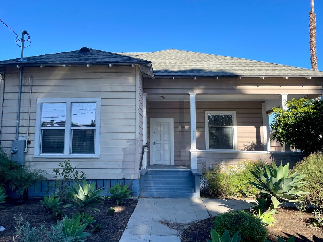 Foto principal - Charming Downtown 5 Bedroom Home - Availab...