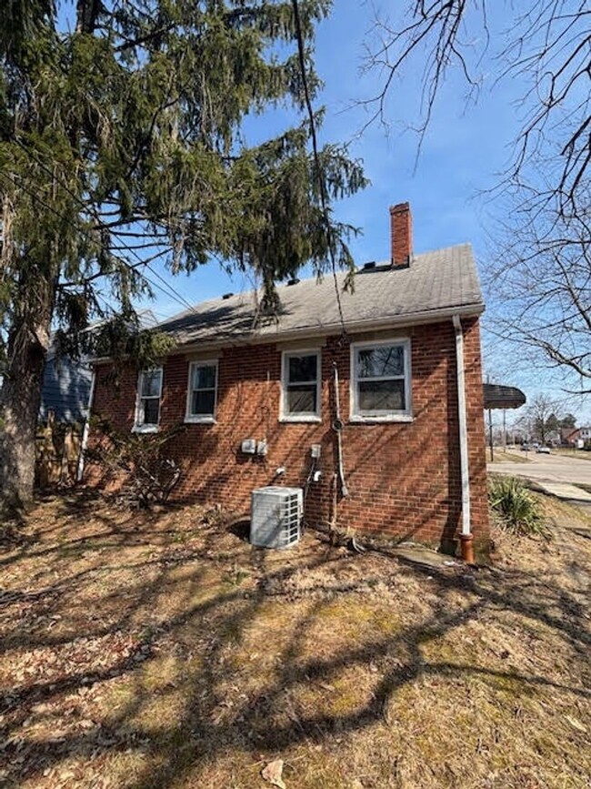 Building Photo - 3 Bed | 1 Bath | $1,595/month | Section 8 ...