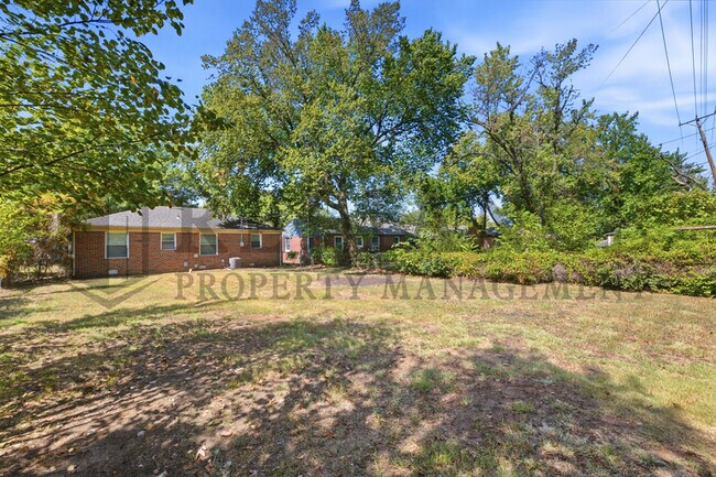 Foto del edificio - 1752 N Old Manor Rd