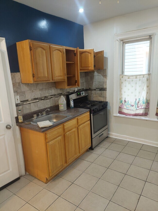 kitchen - 728 Alabama Ave