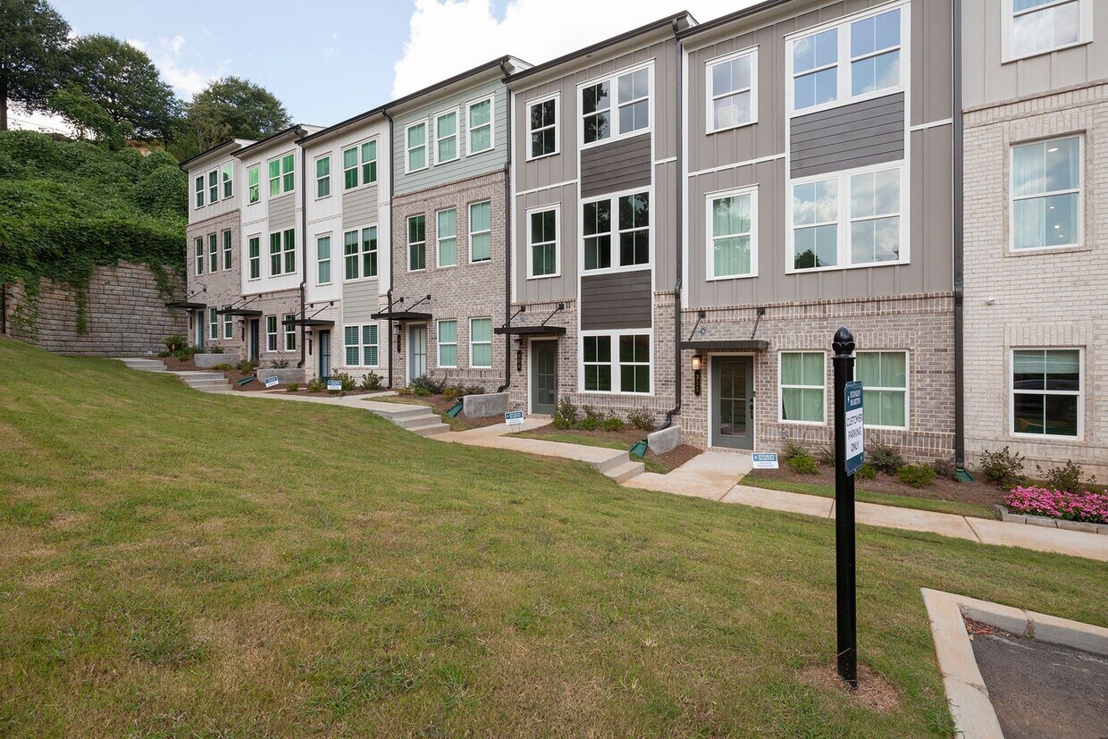 Primary Photo - $500 MOVE IN SPECIAL! 2/2.5 Directly on th...