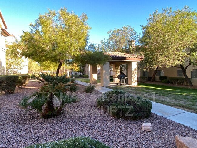 Foto del edificio - 8501 W University Ave