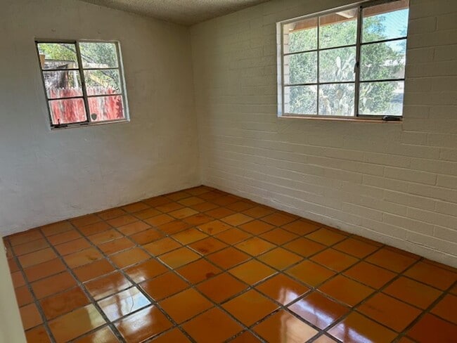 Building Photo - 2 Bedroom Single Family -Central Tucson