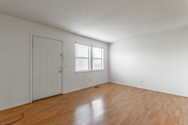 Building Photo - 115 Knollwood Dr