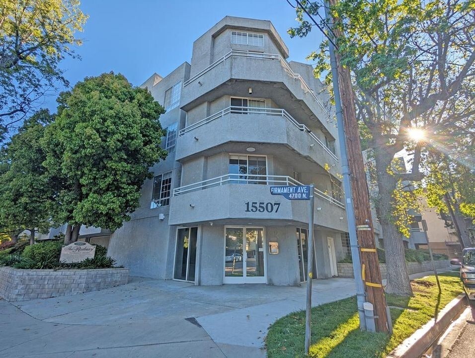Primary Photo - 15507 Moorpark St