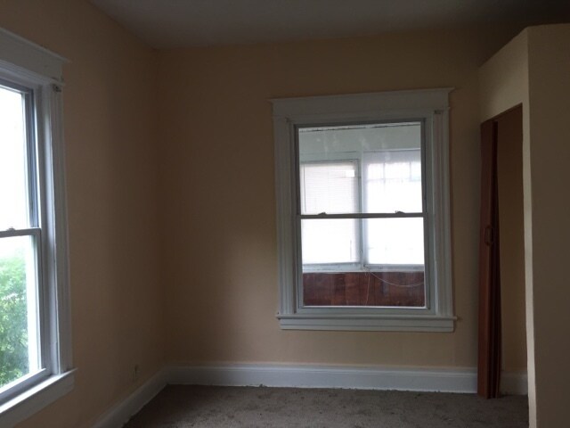 Foto del edificio - HUGE SINGLE FAMILY FOR RENT !!