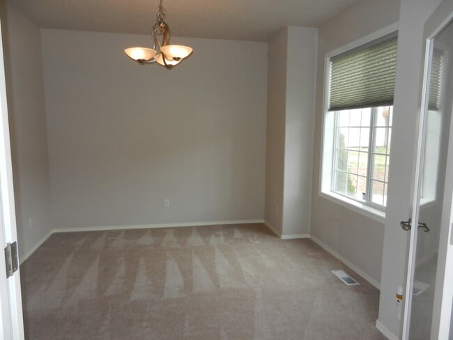 Building Photo - Large 4 Bed 2.5 Bath Home in Lakeshore!