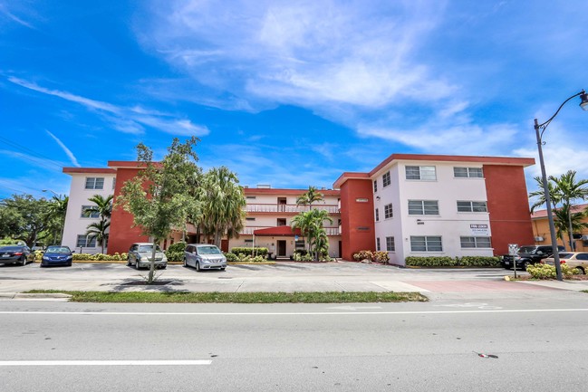 Building Photo - Hollywood Courtyard Apartments