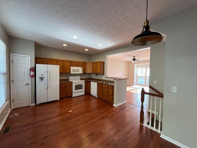 Photo - 3 Bedroom/ 2.5 Bath Townhome with 1 Car Garage, Laminate Floors, Minutes to Bellevue and Nashvill...