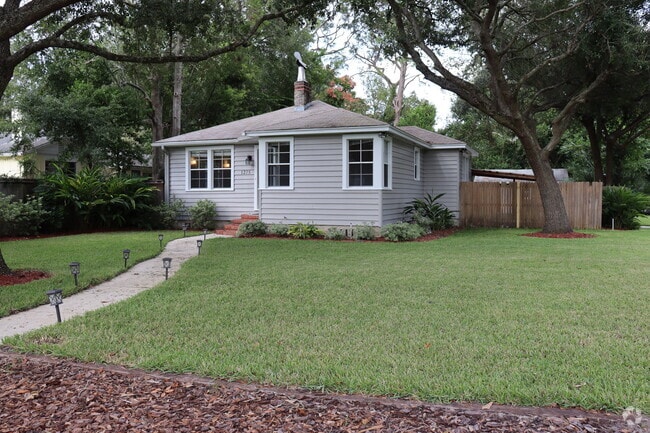 Front yard - 1275 Peachtree St