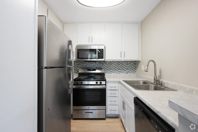 2BR, 2BA - 898SF - Kitchen - Capes at Ventura